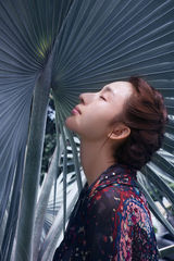 组图：张俪魔幻气质泰国丛林写真