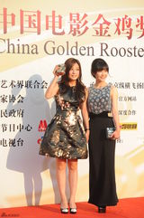 组图：赵薇携杨子姗走上金鸡百花红毯
