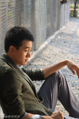 组图：佟大为最新写真曝光 随性中尽显自信张力