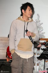 组图：孙耀威在家只穿内裤 赠陈威全韭菜“补身”