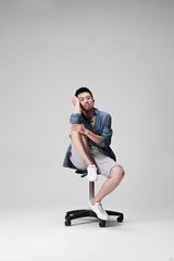 组图：王学兵最新写真曝光 格子控小清新