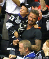 组图：贝克汉姆携三子看冰球赛