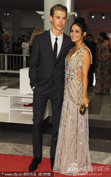 组图：玉女凡妮莎深V及腰 和小男友如胶似漆