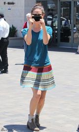 组图：《无耻之徒》女星埃米-罗森着蓝T恤显活力