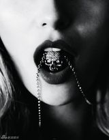 高清组图：超模瓦伦蒂娜-赞亚娃性感写真秀曲线