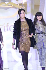 组图：廖碧儿现身上海换装秀捞金 避谈与TVB关系 