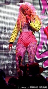 组图：麻辣鸡个唱粉丝强行上台 与保镖激烈扭打