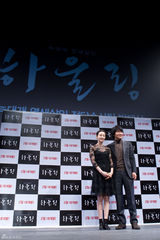 高清图：韩星宋康昊李娜英新片《howling》宣传