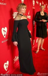 组图：美国歌手詹妮弗黑裙高贵 胸前三角露美肌