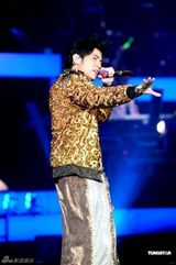 周杰伦演唱会与脱衣舞娘热舞 气氛异常火爆(图)