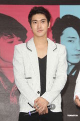 组图：SJ-M台北签唱会 兄弟情深互喂台湾小吃