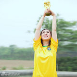 幻灯图：芙蓉姐姐穿巴西队服 捧大力神杯拍写真