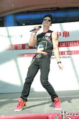 组图：吴建豪盼红馆开唱 签唱与粉丝亲密互动