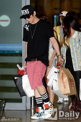 组图：B.A.P香港个唱结束 机场亮相活力四射