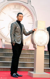 组图：黄晓明代言名表引千人围堵 爱心显绅士魅力