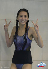 组图：星跳跃女星多款泳衣PK 周韦彤撞色性感