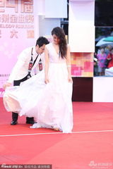 组图：欧开合唱团白色造型 女团员获专人提裙摆