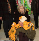 组图：六小龄童送父抹泪 追悼会现场开打混乱