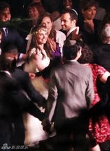 组图：波特曼婚礼内景曝光 戴花环开心舞蹈