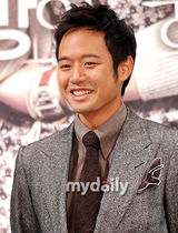 组图：朴敏英千正明出席《光荣的在仁》发布会