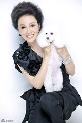 组图：邬倩倩携宠物拍写真 展幸福笑容 