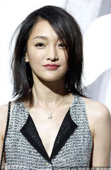 组图：周迅亮相巴黎时装周 马甲裤装休闲帅气