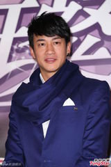 组图：何润东带头“卖肉” 半裸照拼收视率奏效