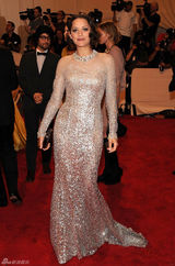 高清组图：纽约大都会庆典 玛丽昂-歌迪亚礼服华美