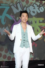 组图：庾澄庆开千万跑车贺新节目开播 小燕姐助阵