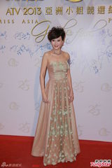 组图：房星彤爆冷摘亚姐后冠 奖杯是生日礼物