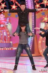 组图：Lollipop F录制《奖门人》凹造型爆笑