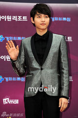 组图：宋仲基银色小西装亮相 亮招牌微笑帅萌