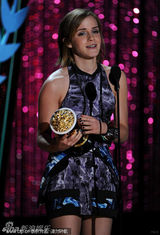 组图：艾玛亮相MTV电影奖 印染连衣裙秀玲珑身段