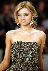 高清组图：奥兰多女友米兰达-可儿走秀 笑容甜美