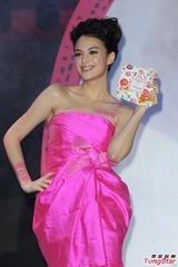 组图：张榕容以褶皱装遮肚 语带保留否认怀孕