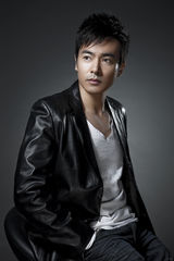 组图：于波拍摄时尚大片 眉宇间霸气外露