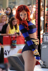 高清组图：蕾哈娜红发网袜性感演出  发型别致