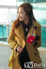 组图：韩星朴敏英赴港 穿驼色大衣甜笑亲和
