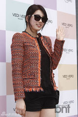 组图：金莎朗秀智等戴墨镜出席活动 秀性感美腿