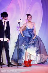 组图：中歌榜提名揭晓 尚雯婕李宇春等上演婚纱秀