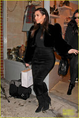 组图：卡戴珊奢华皮草加身 买童装血拼母爱浓浓