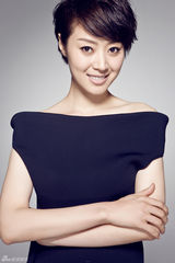 组图：范志博写真知性 短发俏丽笑容醇美