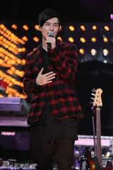 高清图：群星闪耀东方卫视跨年 五月天摇滚全场