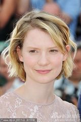 高清图：《无法安宁》发布会 米娅自带相机玩拍照