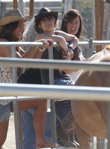 组图：MJ爱女帕丽斯与生母同游 热裤秀美腿