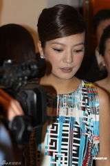 组图：赵薇助阵品牌新店开业 短裙绚丽温柔大方