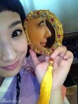 组图：穆婷婷卖萌犯二 向粉丝耍宝贺中秋