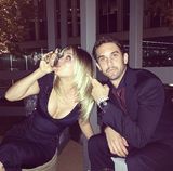 组图：《大爆炸》佩妮结婚 与新婚丈夫甜蜜满满