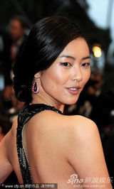 组图：刘雯走红毯骨感秀美背 邦女郎大秀丰满半球