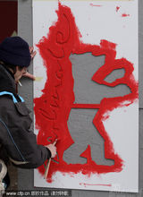 柏林电影节会场布置有序 工作人员认真喷涂金熊Logo
